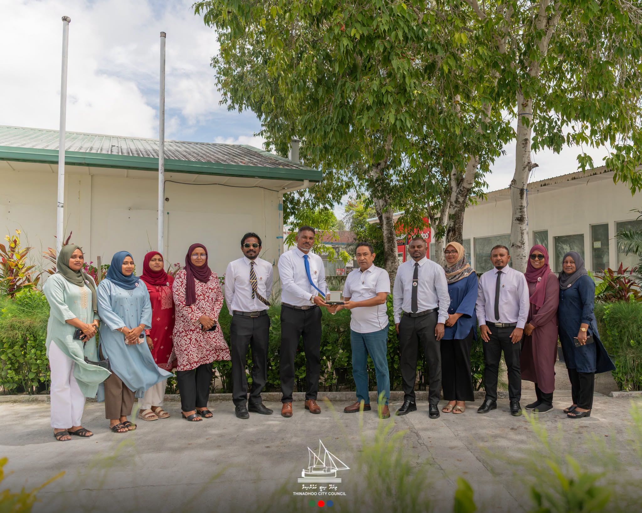 ރައީސް ޢަބްދުالله ޔާމީން ޢަބްދުލްޤައްޔޫމް ތިނަދޫ ސިޓީ ކައުންސިލް އަދި ތިނަދޫ ސިޓީ އަންހެނުންގެ ތަރައްޤީއަށް މަސައްކަތްކުރާ ކޮމިޓީގެ މެންބަރުންނާއި ބައްދަލުކުރެއްވުން.